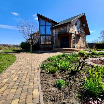 Будинок на березі річки