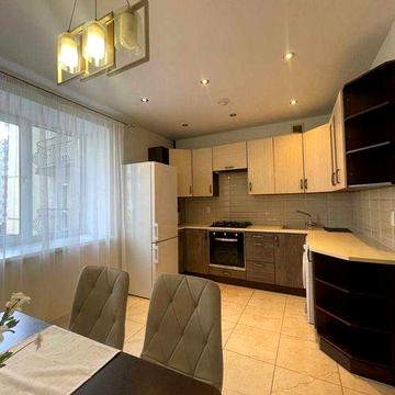 Оренда трьох кімнатноі Незалежності ( МАЗЛІ)