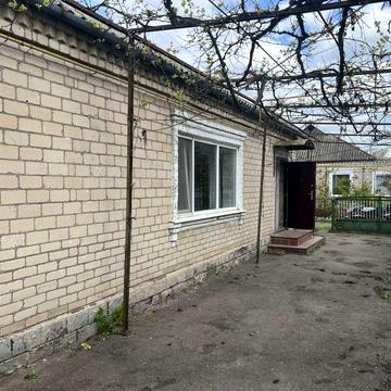 Просторий будинок із силікатної цегли в райні школи номер 4.