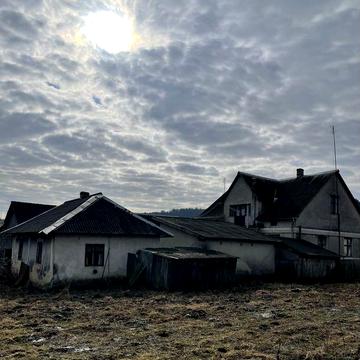 Житловий будинок з великою ділянкою та господарськими будівлями