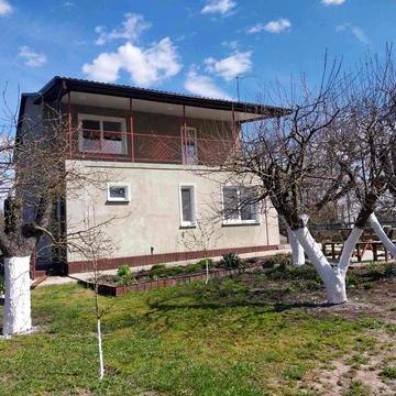 Двоповерхова дача з ремонтом біля річки в Полтавському районі.