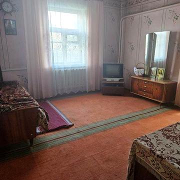 Будинок із надвірними спорудами