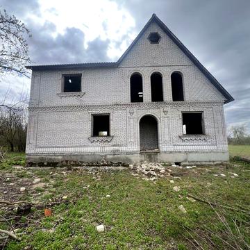 Продаж великої ділянки з двома будинками в центрі села Гранів