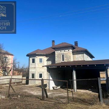 Будинок на Черняхівці біля річки