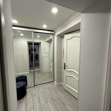 Здається 5 кімнатна квартира