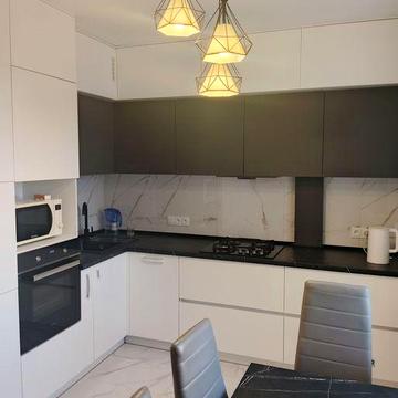 ПЕРША ЗДАЧА!!!Здам 4х кімнатну кв-ру з новим сучасним ремонтом та кухнею -студією