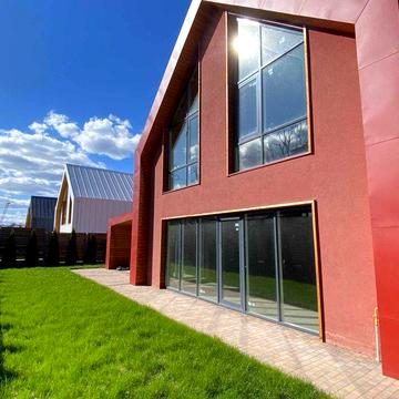 Котедж серед дубів — 150м², 5 соток, газ і центр комунікації