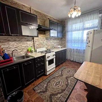 1 кім в ЦЕГЛІ житловий стан СЕРЕДНІЙ поверх висотка район БЕРЕЗИНКИ безнал (718256)