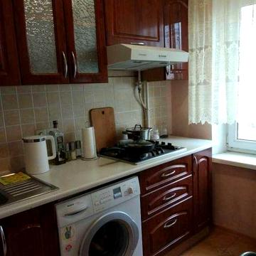 Здається на довгостроково квартира біля метро Олімпійска , вул.Предславинська 12