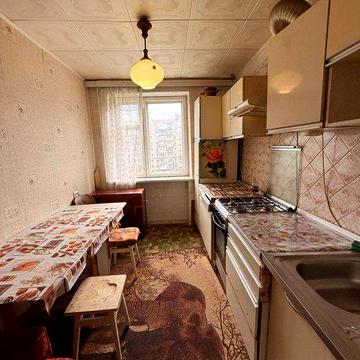 Продам недорого 3 комнатную чешку средний этаж