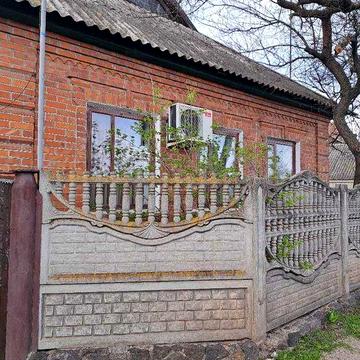 Продам  будинок в центрі міста.