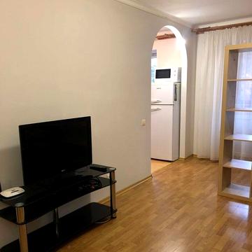 Салютна вул., 17