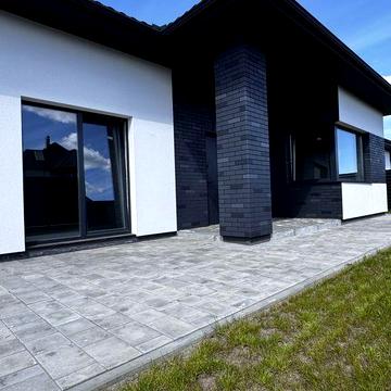 120кв біля зупинки