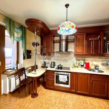 Продаж Квартири 116 м2  вул. Романа Мстислава 2, з Ремонтом Класичним