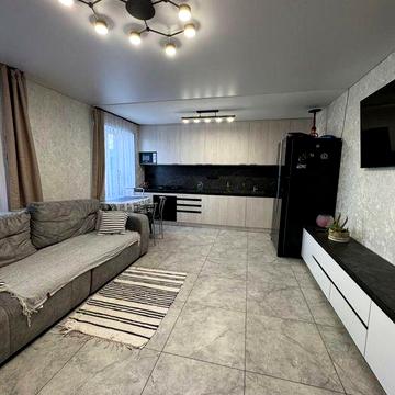 Продам 4-кімнатру квартиру район Карату