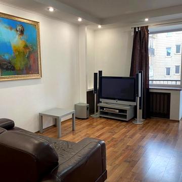 Трьохсвятительська вул., 3