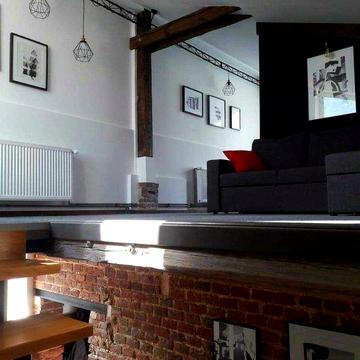 Здається в довгострокову оренду простора 2-рівнева квартира в самому центрі міста, пл. Я. Осмомисла