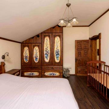 Цікавий, харизматичний будинок Стоянка закрита территорія з виходом в ліс.