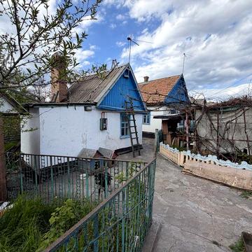 Продається будинок в центрально - міському районі .