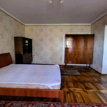 В аренду 4 х комн .  кв  / 4 этаж / укомплектована + под 100 м кв