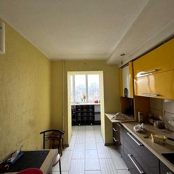 Продаж просторої 4-кімнатної квартири в цегляному будинку