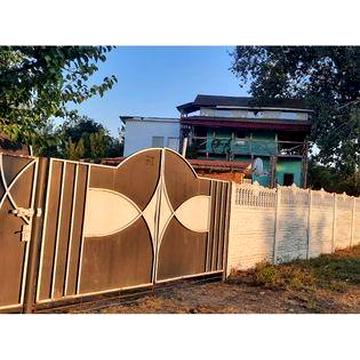 3 будинки, гараж, особняк та фруктовий сад.мала антунавка
