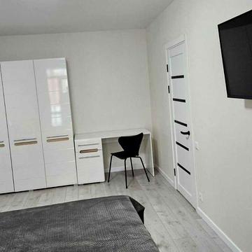 Оренда 1-но кімнатної квартири в сучасному ЖК Ленінський район, автономне опалення, новий ремонт меблі та техніка, район гарний розвинений. Є варіанти