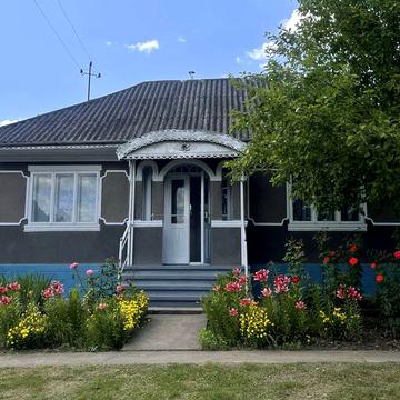 Будинок та земельна ділянка, площою 1 га