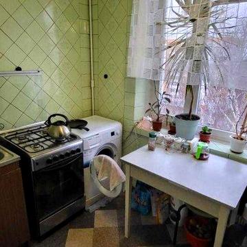 У продажу двокімнатна квартира на Павловому Полі у житловому стані.