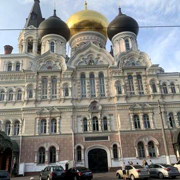 Продаю 2 комнатную квартиру, полностю обставлена, заходи и живи! В очень хорошей локации!