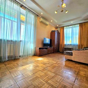 Продається простора 3-кімнатна квартира з власним опаленням...