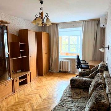 Метро Печерська - 7 хв. пішки