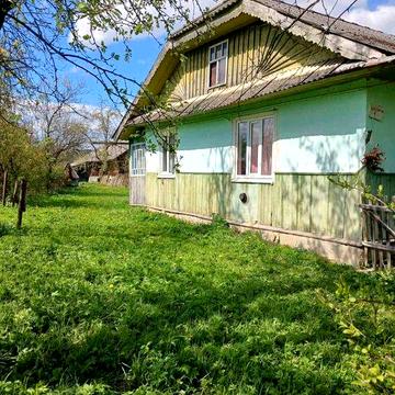 деревяний будинок із земельною ділянкою