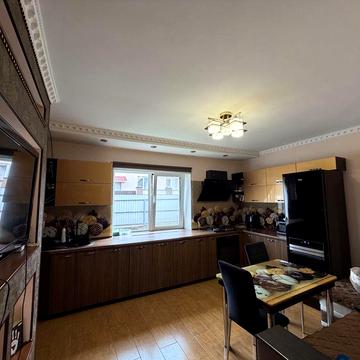 Продаж будинку на березі Вишенського озера