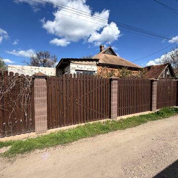 Продається будинок в центрально - міському районі .