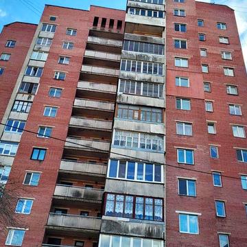 2 кімнатна квартира продаж місто Рівне від власника 5 поверх цегляний будинок є підвал