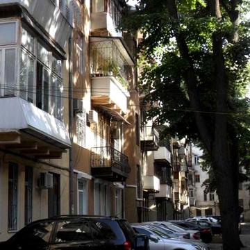 Квартира в неоклассике на Французком бульваре. Красивая. Функциональная.