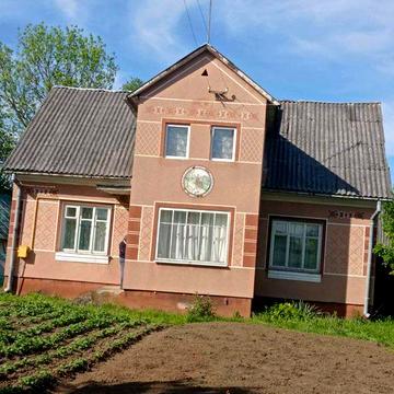 Будинок. + 25 соток подвіря. Продаж. + 13 соток поля за будинком