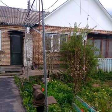 Продам пів-будинка в центрі м. Фастів