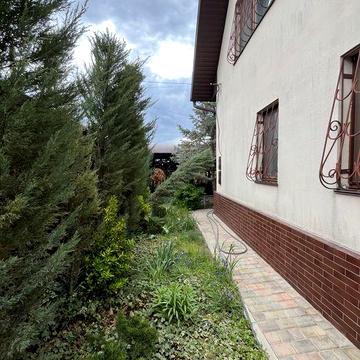 Дом у реки с камином и своим мостиком