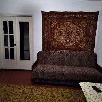 Здоється однокімнатна квартира на довготривалий термін в районі стоматполіклініки. На першому поверсі