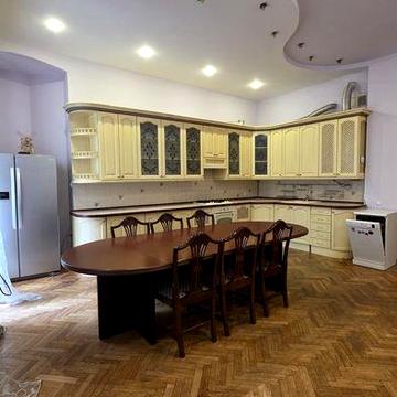 Оренда 2-кімнатної квартири + кухня-вітальня з великим балконом