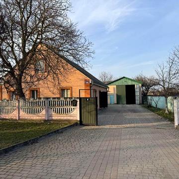 Продається просторий будинок в центрі селища Голоби