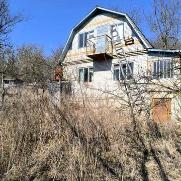 Продається затишний дачний будинок у мальовничому  місці - всього 10 за., їзди від  міста.
