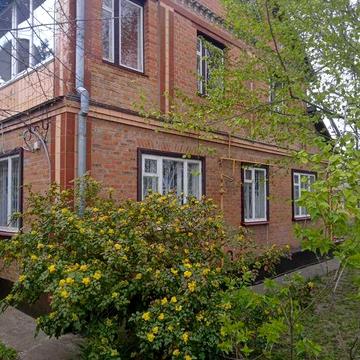 Продам двоповерховий будинок з земельною ділянкою