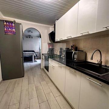Продам секцію площею 52 м.кв. з готовим ремонтом, мікрор-н Жовтневий