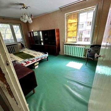 Продам трьохкімнатну квартиру в центрі.