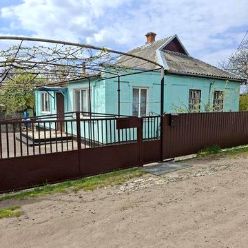 Продам гарний будинок, район ПМК,недалеко від центра міста.