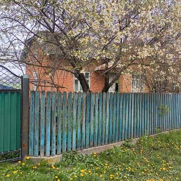 Будинок в селі з земельною ділянкою