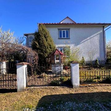 Продаж будинку з великою ділянкою в Новоселиці